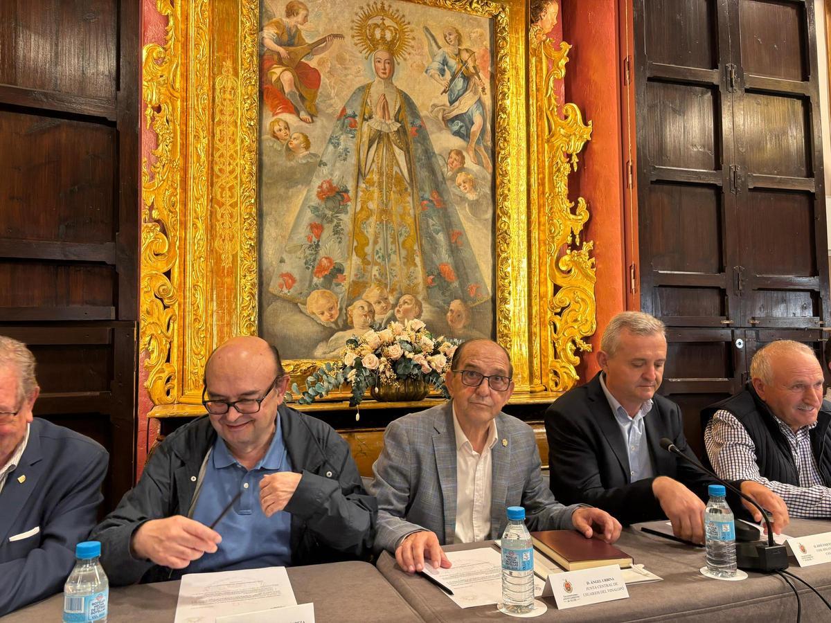 Ángel Urbina, en el centro de la imagen, es uno de los ponentes de la comisión permanente de la Mesa del Agua de Elche