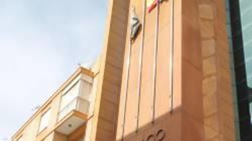 El arreglo de la fachada del Palacio de la Música cuesta 500.000 euros a Torrevieja