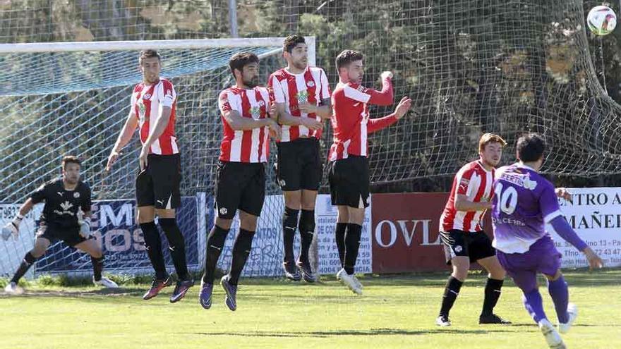 Los jugadores del Zamora defienden una falta que bota Melero, ayer.