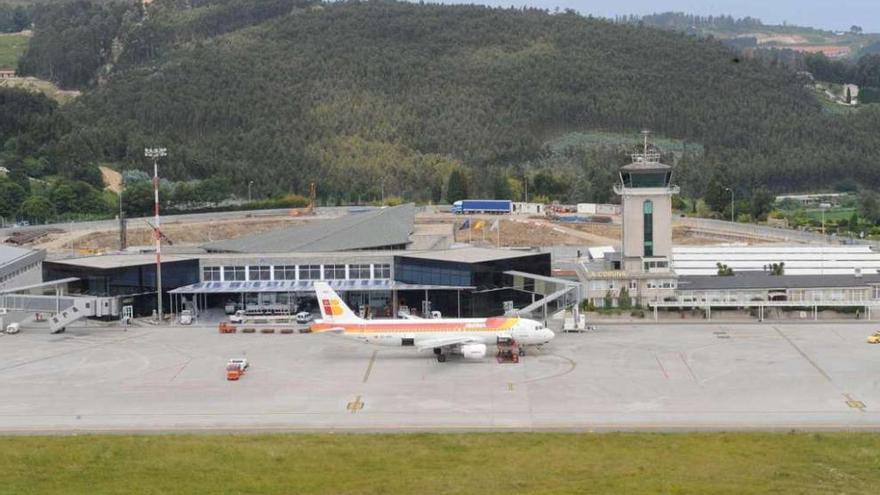 Un avión de Iberia, en la terminal de Alvedro. víctor echave