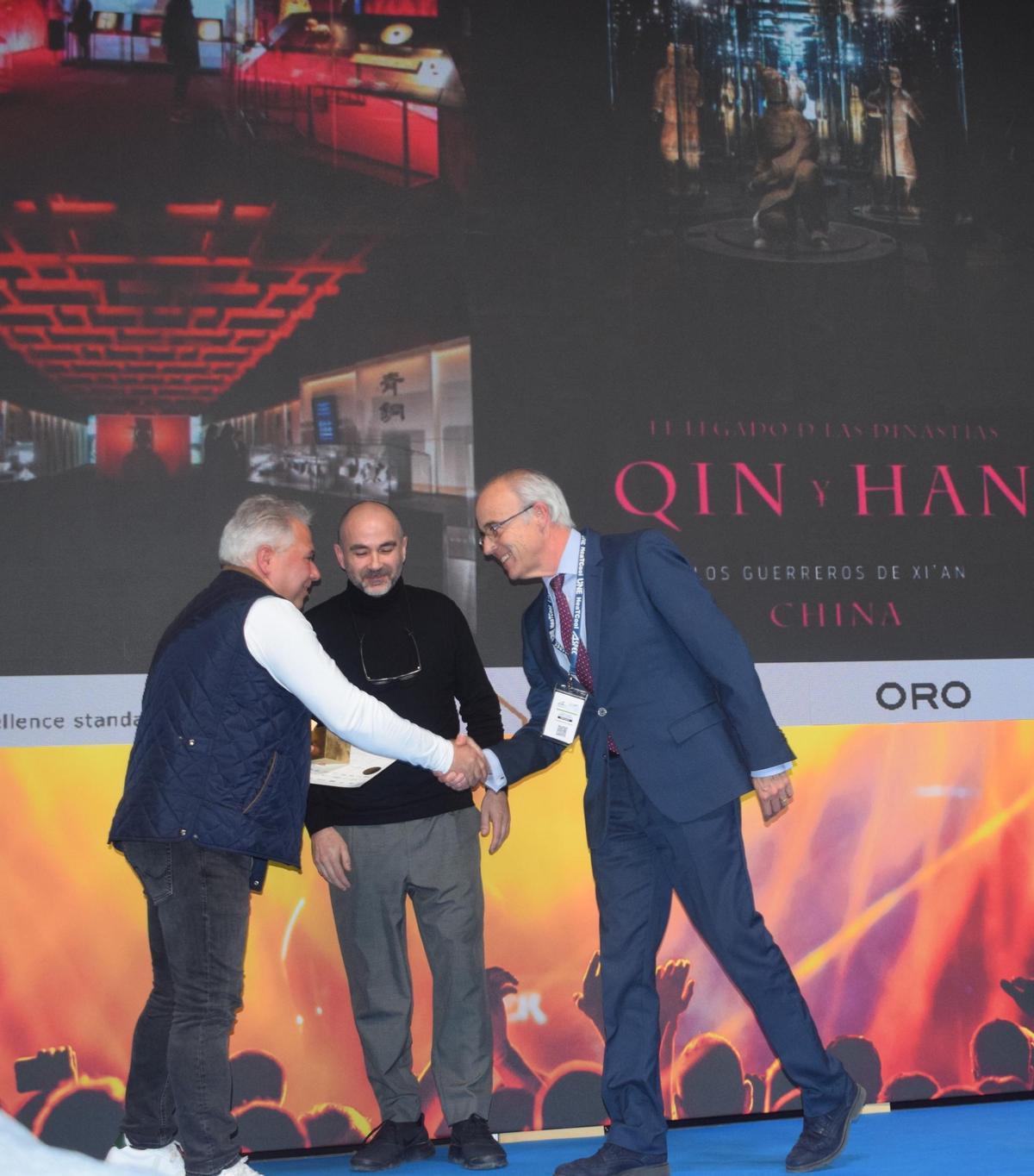 Momento de entrega del premio, con Ángel Rocamora y José Alberto Cortés