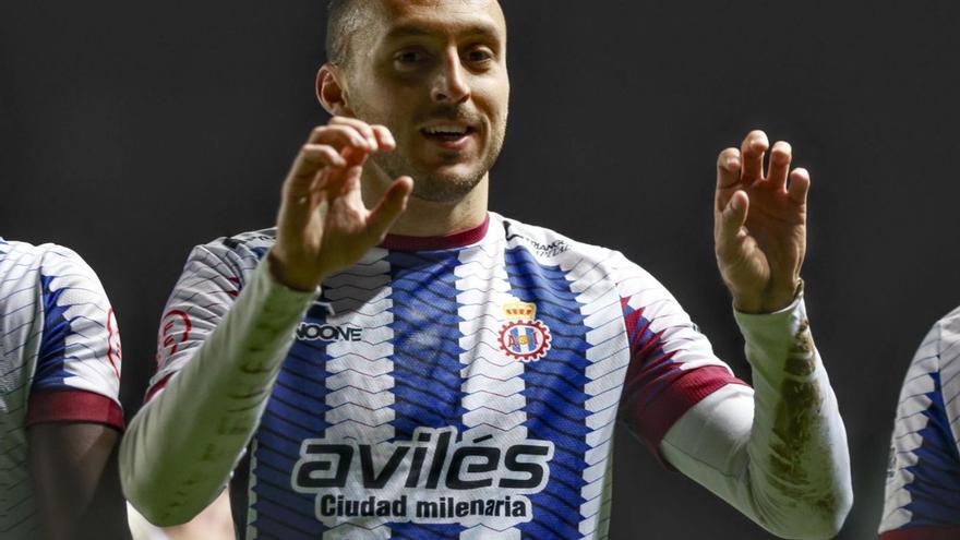 Santamaría celebra su gol ante el Racing de Ferrol. | MIKI LÓPEZ