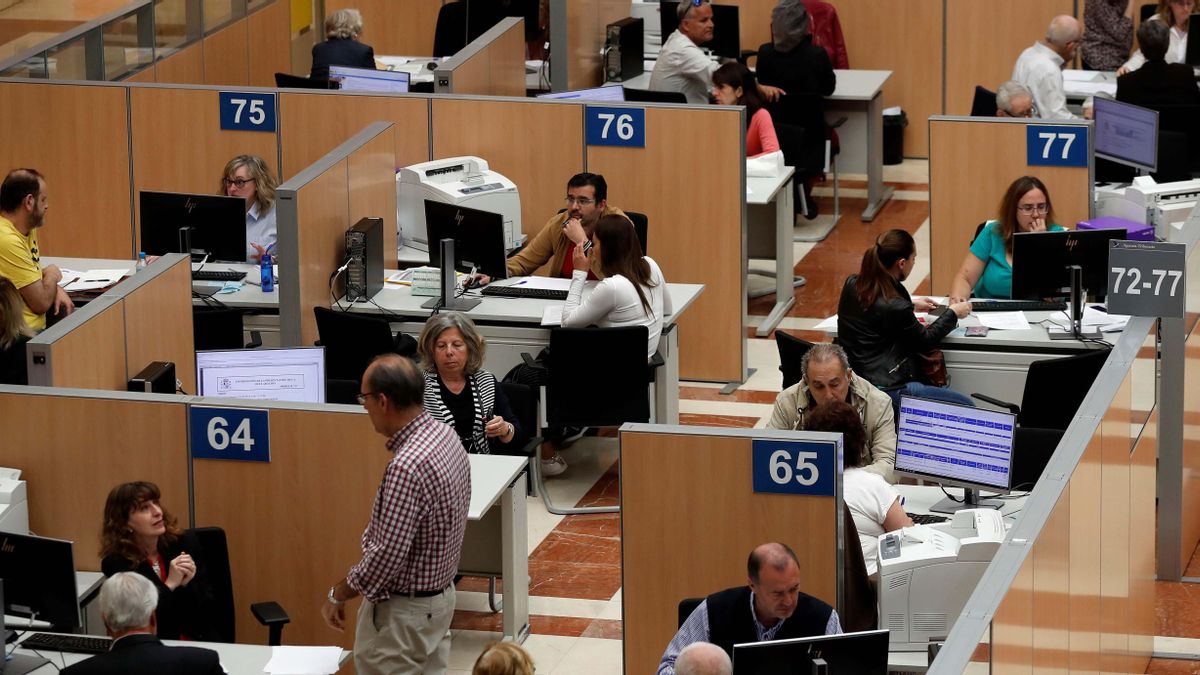 Quatre de cada 10 espanyols creu que paga molts impostos