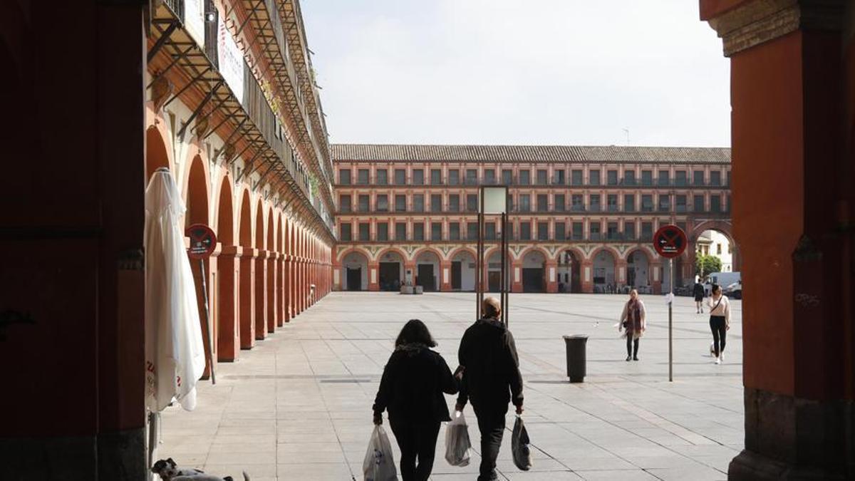 Hallan muerto a un hombre sin hogar en la plaza de la Corredera