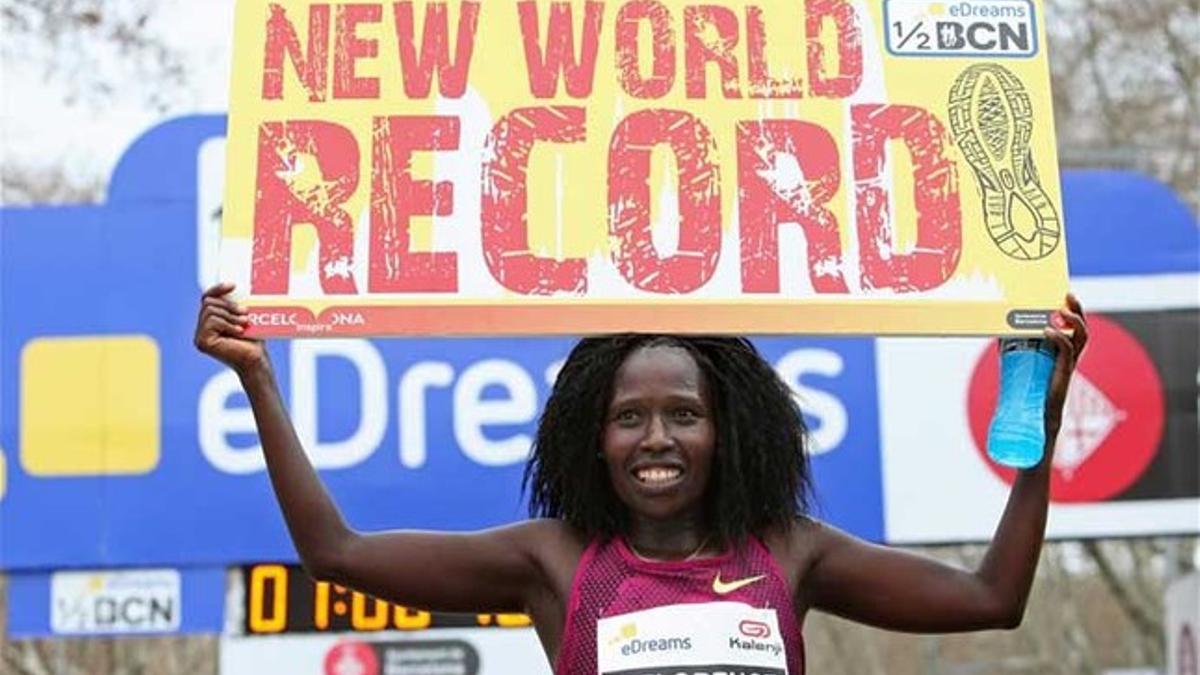 Florence Kiplagat, eufórica y extenuada tras su triple récord mundial