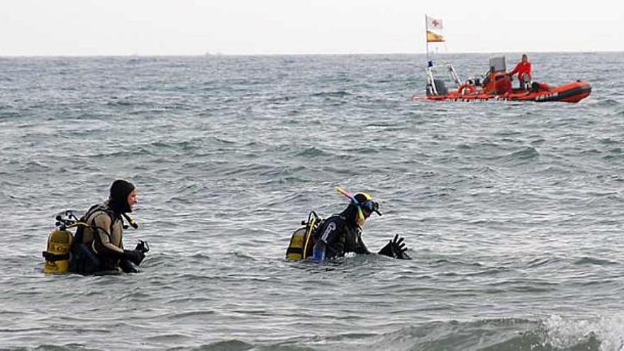 Una treintena de buzos participan en la limpieza de fondos marinos en Orihuela