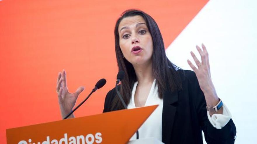 Arrimadas traslada su apoyo a Sánchez para que tome medidas "contundentes" frente al coronavirus