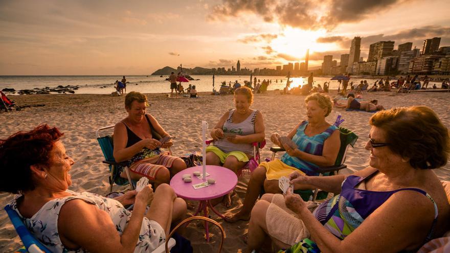 Mujeres mayores en la playa en Benidorm.