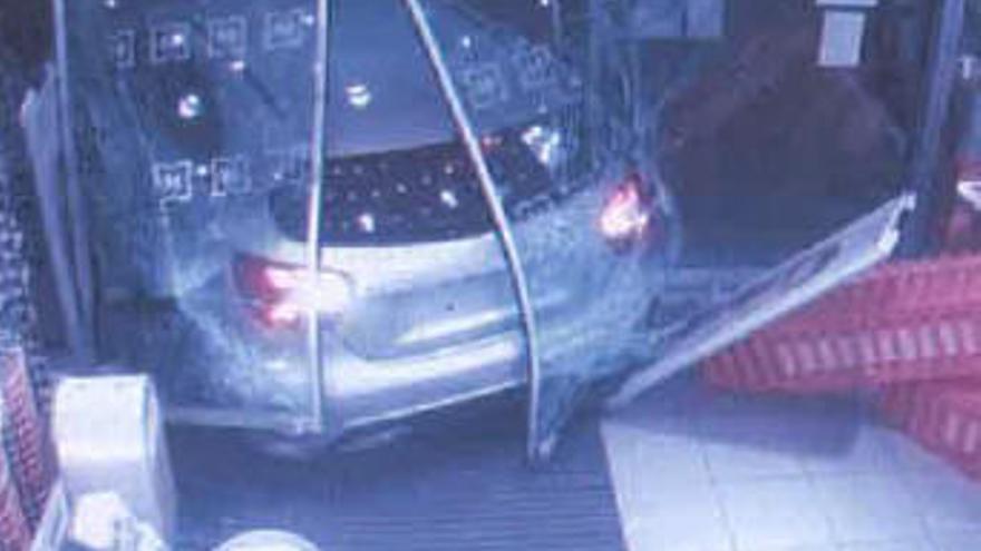 Mit dem Mercedes rammte der Festgenommene durch die Schaufensterscheibe.