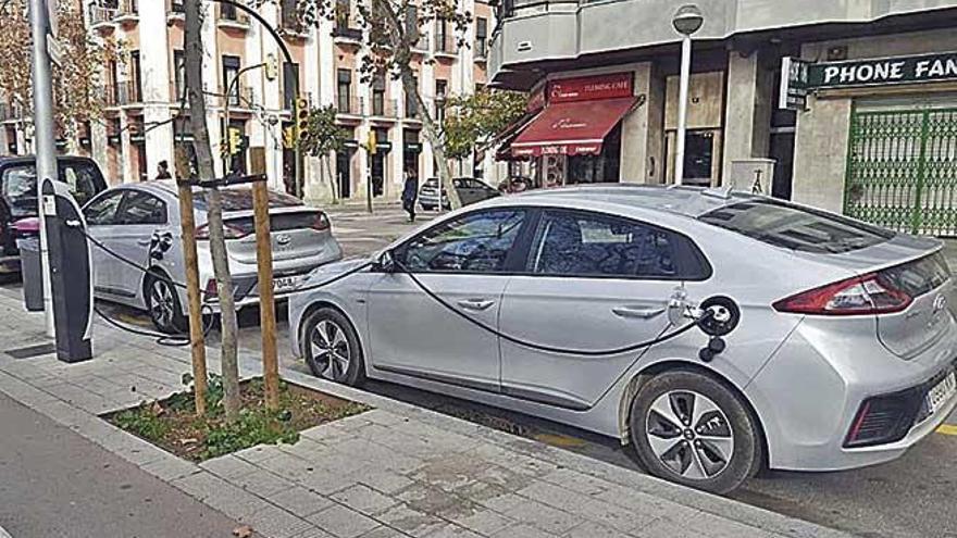 Un coche eléctrico recargando en Palma.