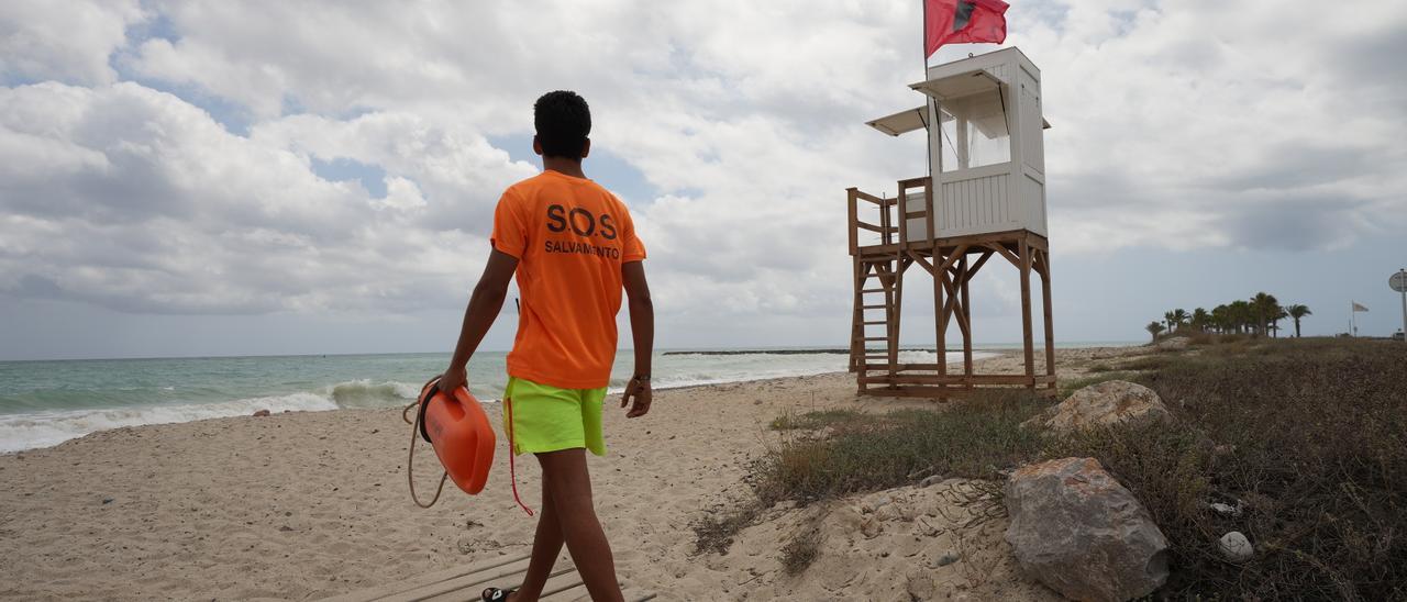 ‘Kamikazes’ del agua ‘pasan’ de la bandera roja en las playas de Castellón