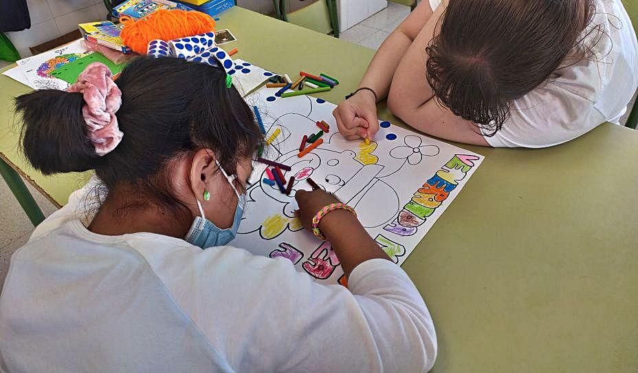 Dos de las niñas que participan en el campamento, durante una actividad. | Franco Torre