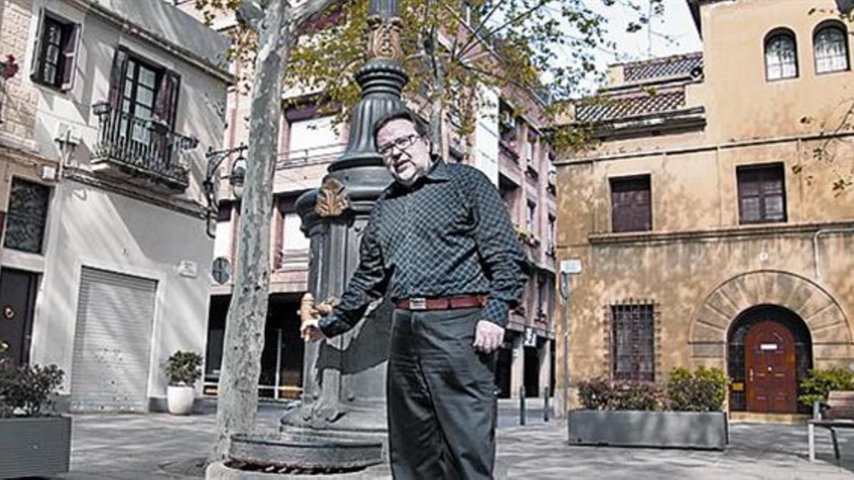 Plaza de la Concòrdia Auténtica postal de pueblo«LA FUENTE, LA IGLESIA, LA FARMACIA, LA PANADERÍA... ESTA PLAZA ES COMO LA DE CUALQUIER PUEBLO, UN PUEBLO METIDO EN UNA GRAN CIUDAD», DICE.