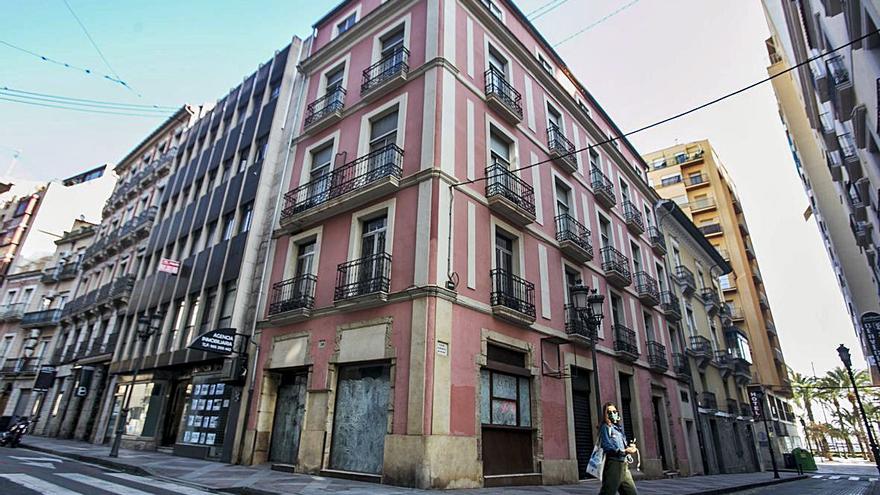 Edificio en la esquina entre Altamira y Alberola Romero, que será un hotel. A la derecha, inmueble en el número 40 de la avenida Salamanca, sobre el que se proyecta otro hotel . | HÉCTOR FUENTES