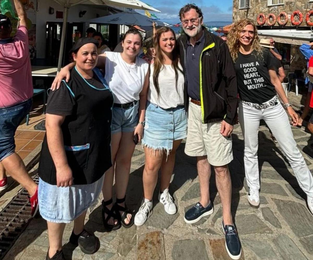 Rajoy posa para una foto el sábado en Ons.