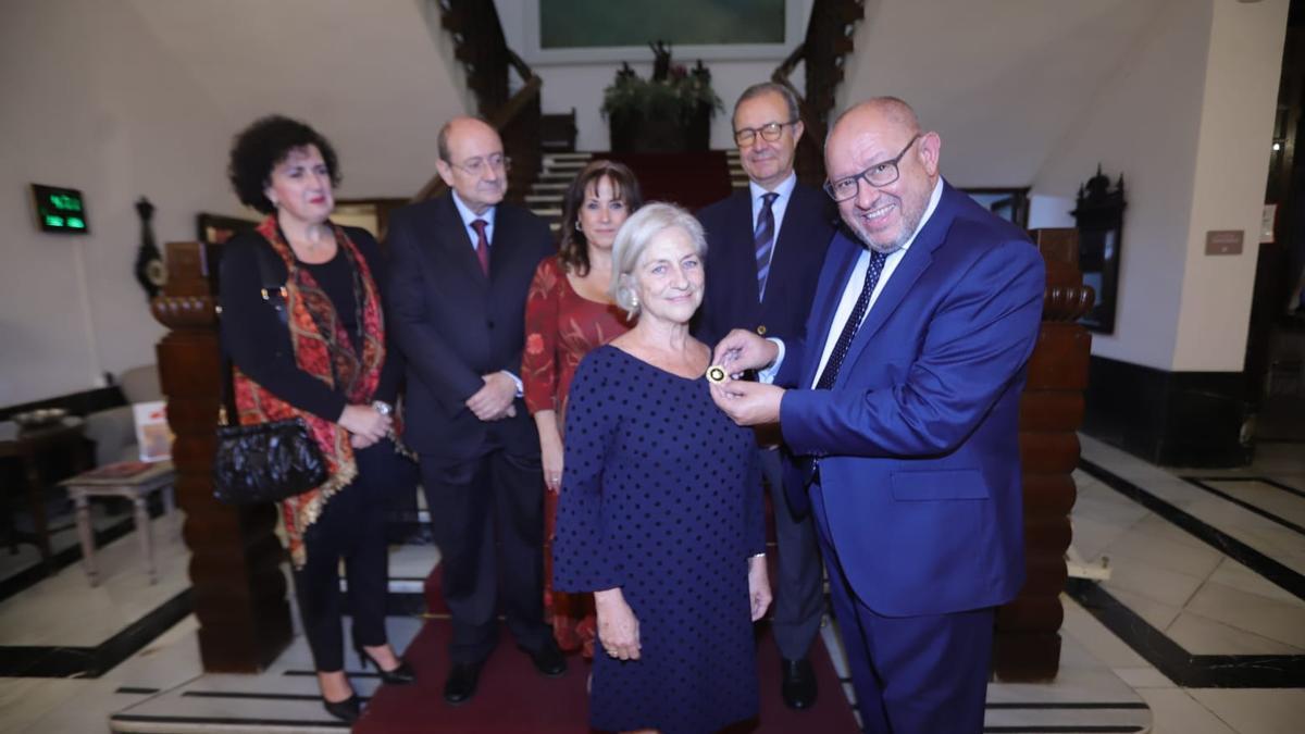 La bióloga Carmen Galán, profesora e investigadora de la Universidad de Córdoba, ha recibido esta noche la Medalla de Oro del Ateneo de manos del rector de la UCO, Manuel Torralbo.