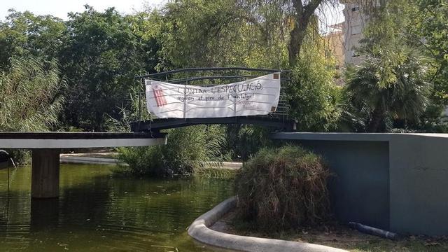 Pancarta contra la especulación inmobiliaria en el Parque de la Paz | DI