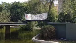 Pancarta contra la especulación inmobiliaria en el Parque de la Paz