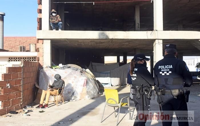 Tensión en San Pío X durante el desalojo de okupas en un edificio abandonado