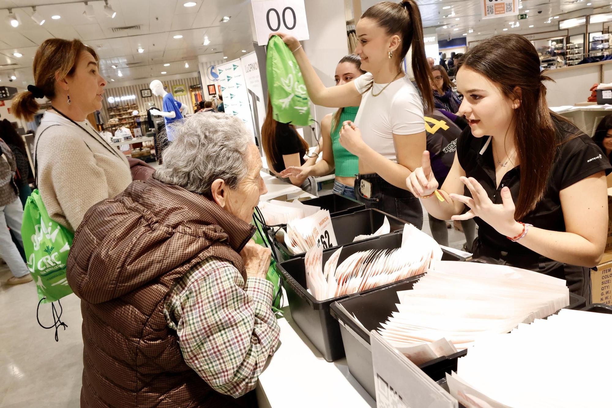 Las imágenes de la entrega de dorsales de la Carrera de la Mujer 2024