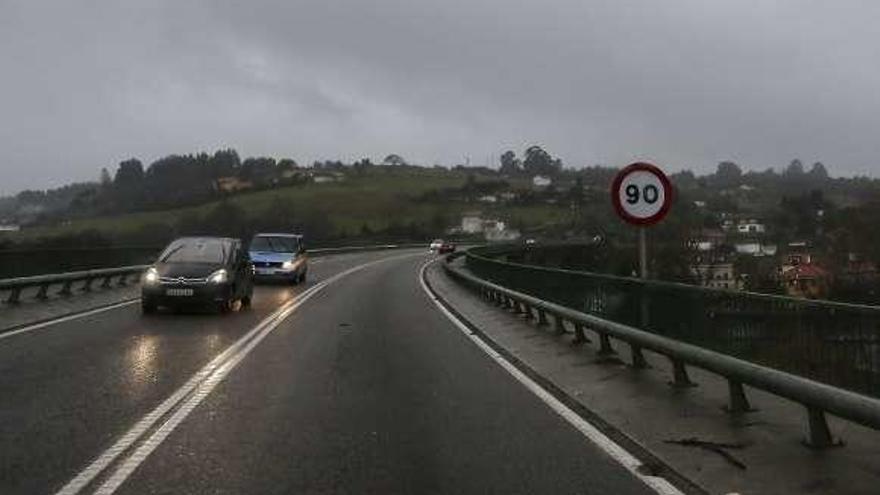 Una de las señales recién colocadas en la variante de Avilés prohibiendo la circulación a más de 90 kilómetros por hora.