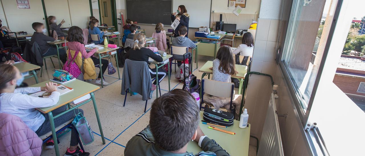 El Consell quiere modificar la ley para que los profesores puedan dar medicación en los colegios