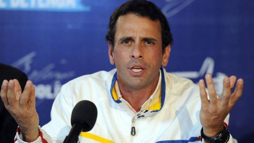 Capriles considera una &quot;inmoralidad&quot; dar poderes especiales a Maduro