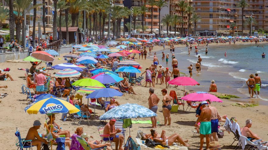 Fallece un hombre mientras se bañaba en la playa del Cura de Torrevieja
