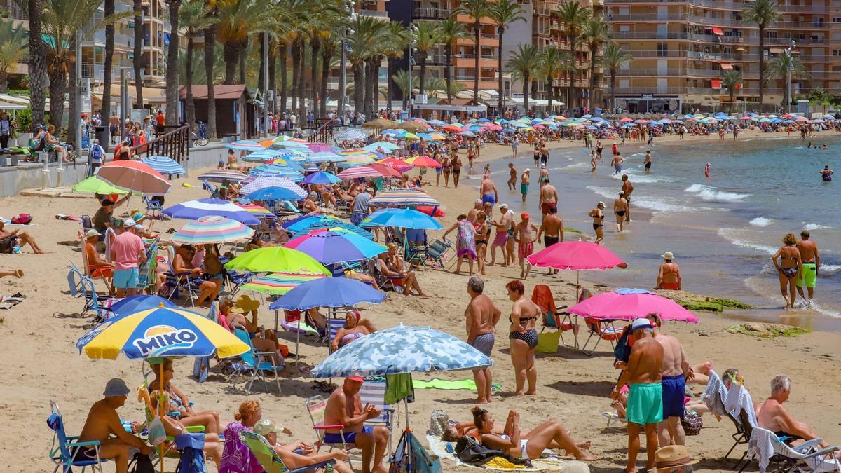Playa del Cura de Torrevieja donde se ha producido el fallecimiento de un bañista, en una imagen de archivo