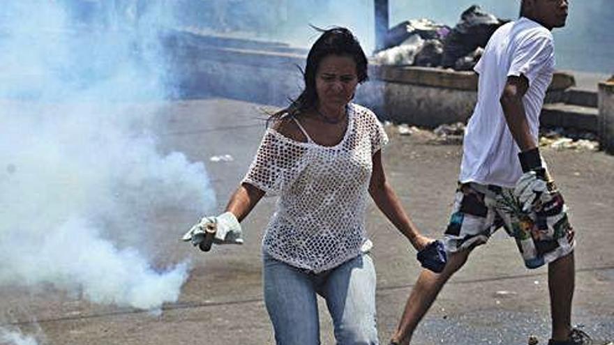 Partidaris de Juan Guaidó en enfrontaments en un punt de la frontera veneçolana