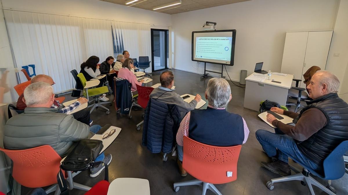 Curso de alfabetización digital a cargo de la empresa Adiper