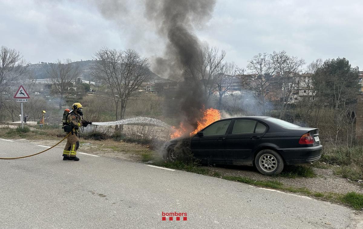 Crema un cotxe al Pont de Vilomara