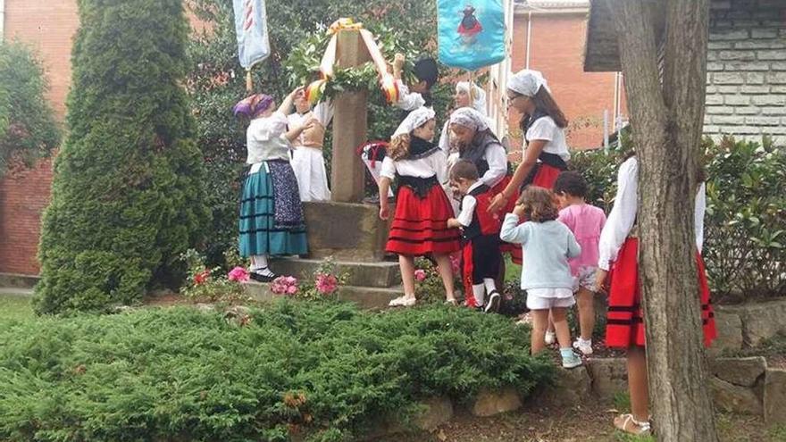 Los más pequeños coronan de laurel la Cruz de Ceares