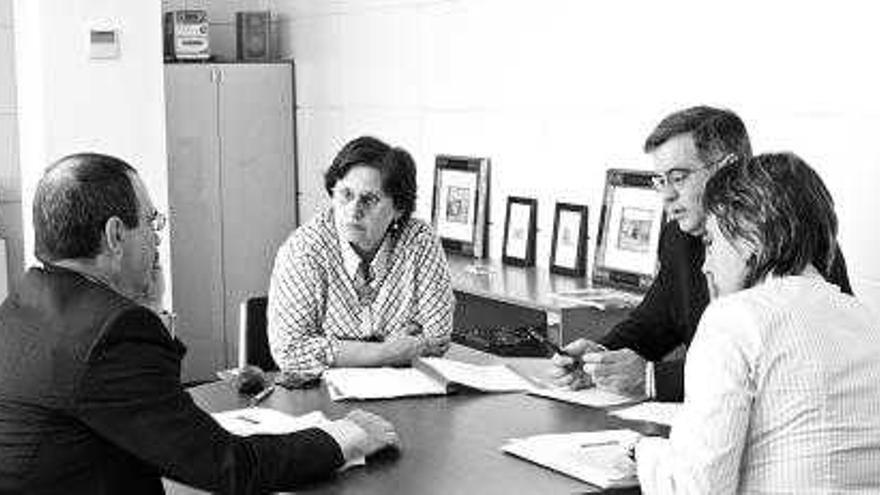 Joaquín de la Riva , María José Ramos, Valentín Ruiz y Ana Rivas, durante la reunión.