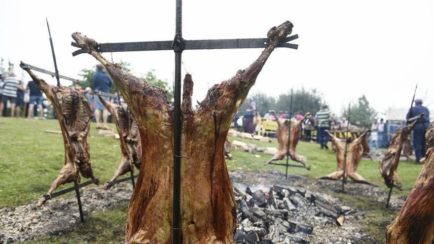 Lena y Quirós esperan repartir 900 raciones en la Fiesta del Corderu, este domingo en el &quot;prau&quot; Llagüezos