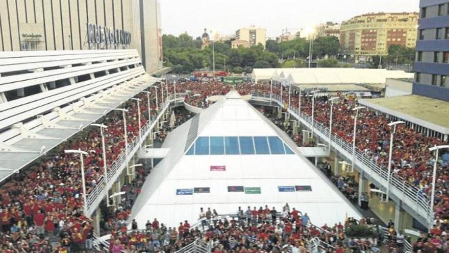 Vista de la plaza exterior de Nuevo Centro llena de aficionados de La Roja.