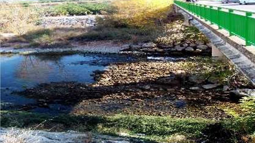 El río Júcar prácticamente seco ayer a su paso entre Sumacàrcer y Antella.