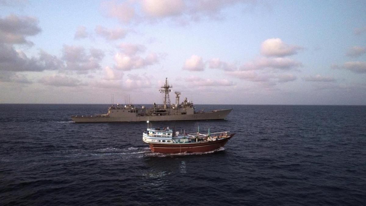 El dhow iraní, junto a la fragata «Victoria»