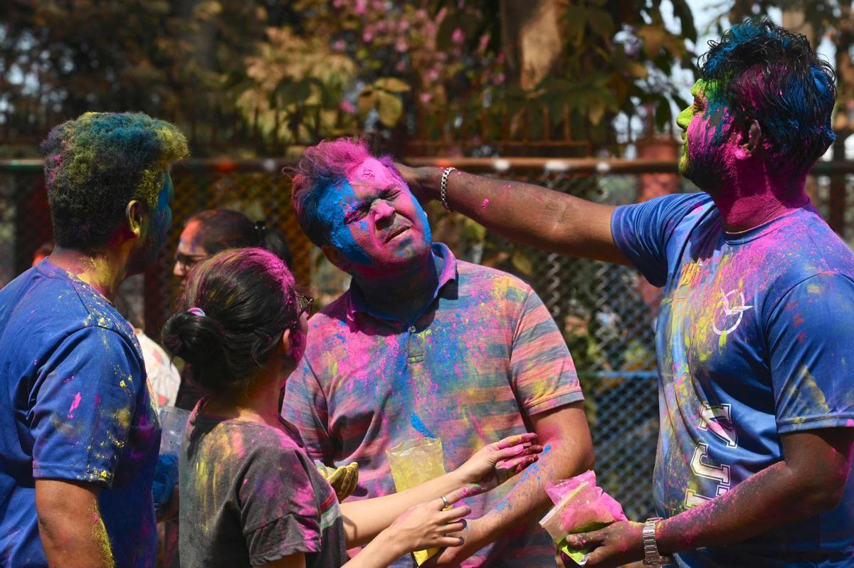 Participantes en las celebraciones del Holi en Bombay