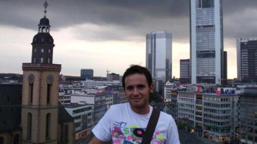 Rubén Gandolfo, de 26 años, posa en Fráncfort, la ciudad alemana en la que reside desde hace dos años.