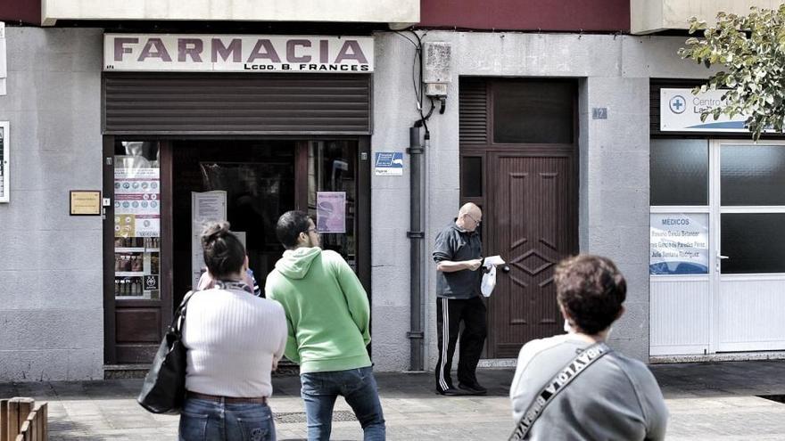 Cola para adquirir mascarillas en La Concepción.