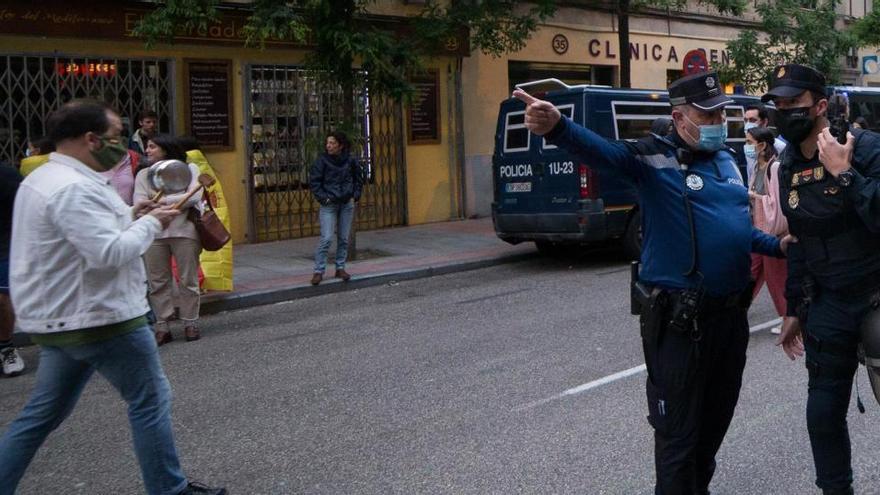 Dos policías durante una protesta en Madrid.