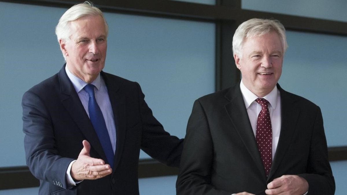 El negociador jefe de la UE para el 'brexit', Michel Barnier (izquierda), da la bienvenida al secretario de Estado britanico, David Davis, en Bruselas.