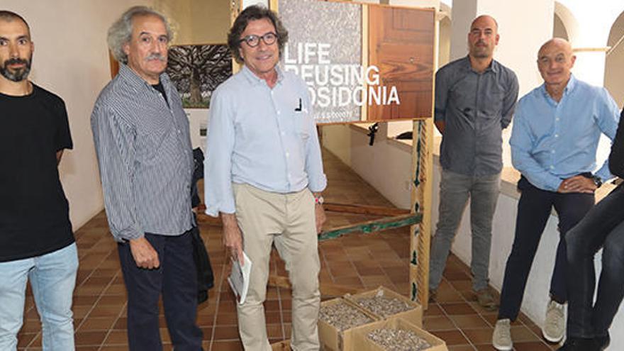 El claustro del Ayuntamiento de Vila acoge la muestra ´Life reusing posidonia´