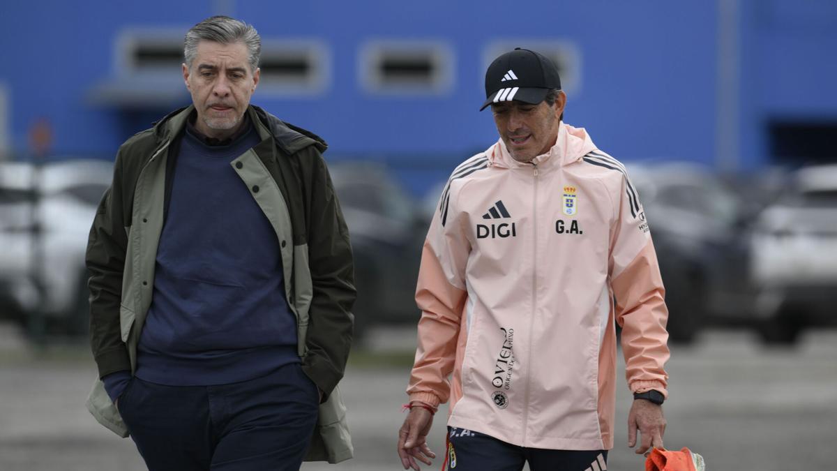 El entrenador uruguayo, Guillermo Almada (d), junto al presidente del Real Oviedo, Martín Pelaez (d) que hoy asistió el último entrenamiento del Real Oviedo en la víspera del partido ante el Valencia. EFE/ Eloy Alonso. (oviedo) (valencia)
