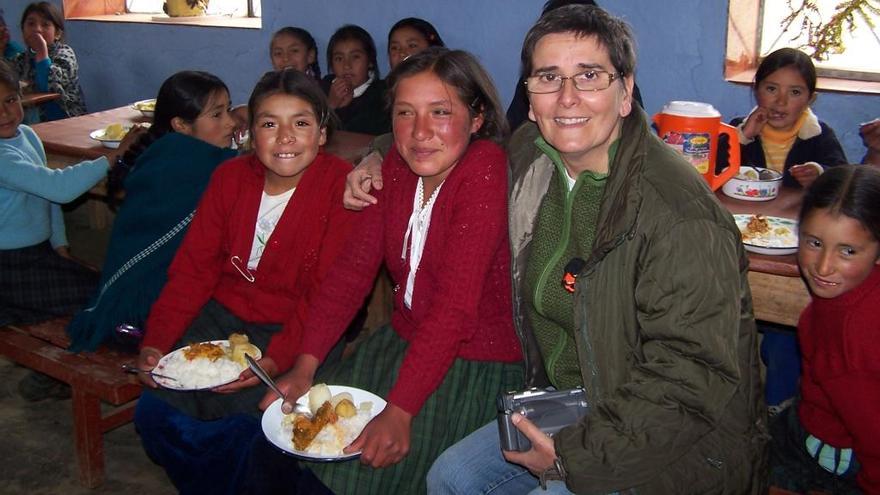 Pilar Muñoz, de Aulas abiertas, con menores de Cajamarca. // FdV