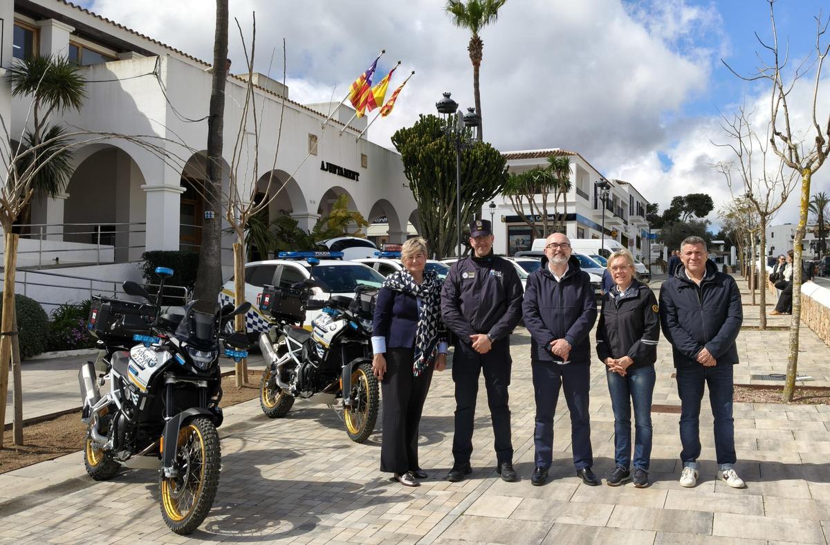 Presentación de los nuevos vehículos en el Ayuntamiento de Sant Josep.