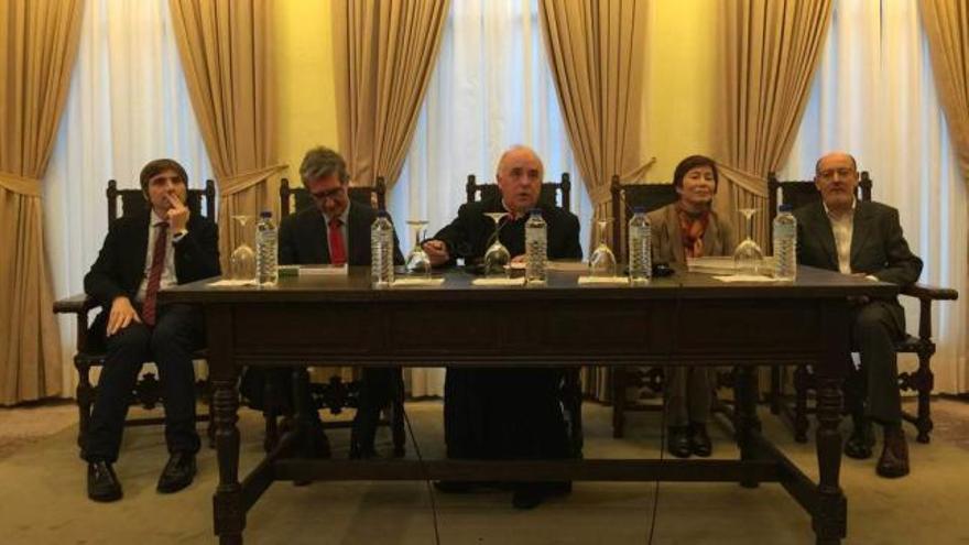 Alfonso Palacios, Vidal de la Madrid, Juan José Tuñón, Yayoi Kawamura y Javier González, ayer, durante la presentación del libro en la sala capitular del real sitio.