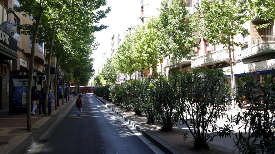 Una pareja discute, rompe la luna de un coche y arremete contra la Policía en Zaragoza