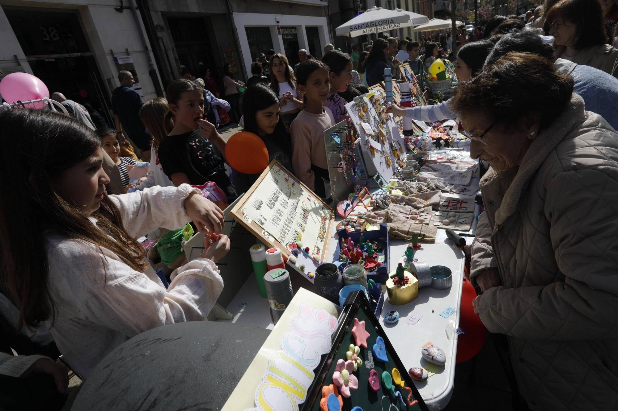 EN IMÁGENES: Así ha sido el mercadillo escolar de Avilés para recaudar dinero para su viaje de estudios